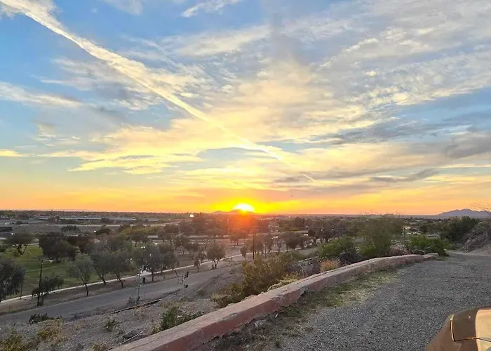 Casa Sunrise, Large Home, Minutes From Airport, Yrmc, Mexico Borders Ferienhaus